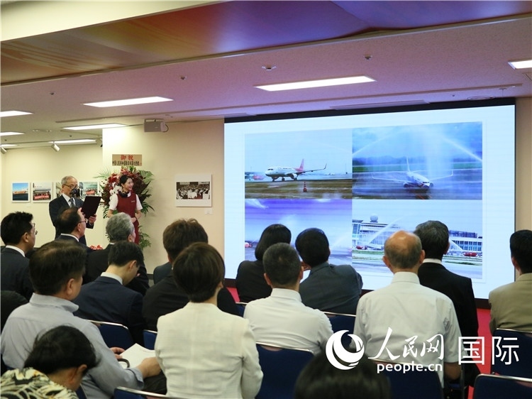 世界華人攝影聯(lián)盟副主席馮學(xué)敏現(xiàn)場點(diǎn)評。人民網(wǎng) 許可攝