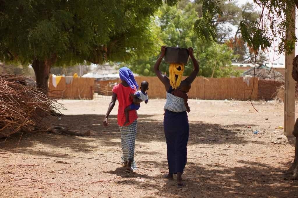 2023年3月20日，在塞內(nèi)加爾久爾貝勒區(qū)的泰內(nèi)富勒村，村民將取到的水運回家。新華社記者 王子正 攝