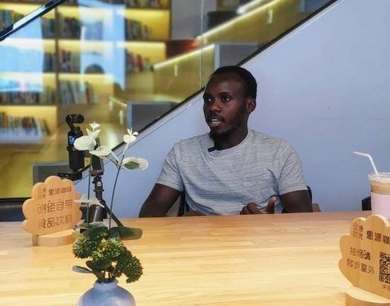 來(lái)自肯尼亞的北京交通大學(xué)留學(xué)生卡里烏在北京接受采訪（8月10日攝）。新華社記者 王小鵬 攝