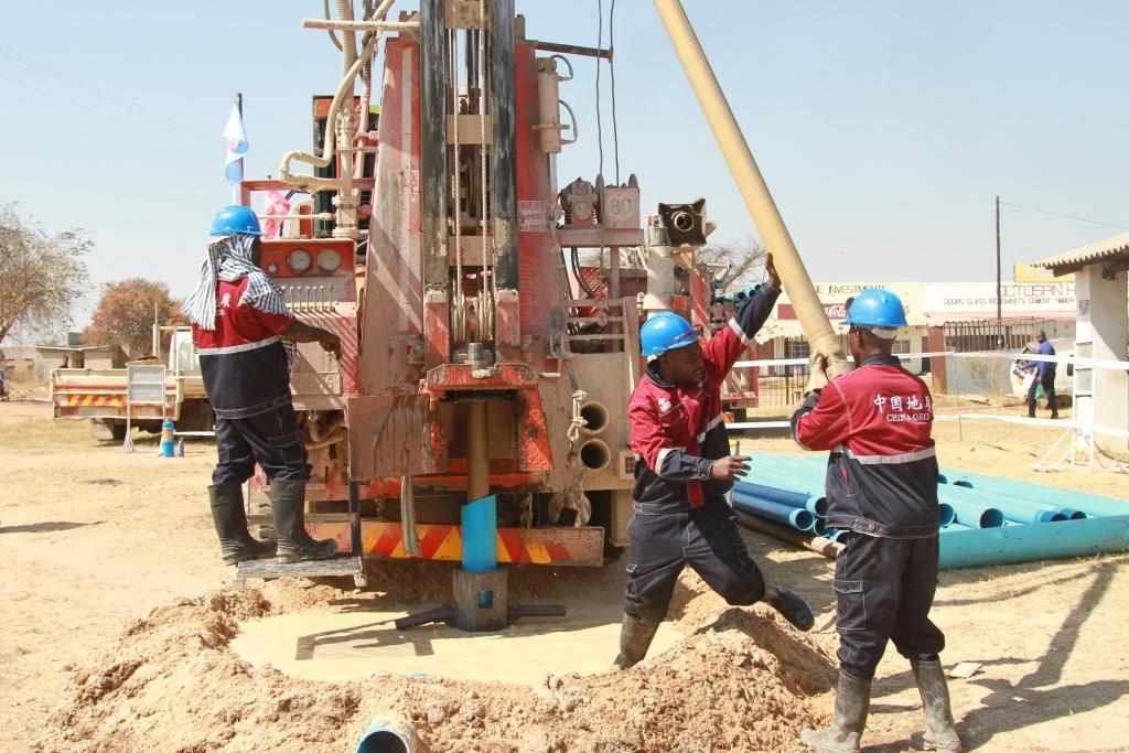 7月22日，工人在津巴布韋東馬紹納蘭省舉行的中國援津巴布韋300口水井項目開工儀式上鉆井。新華社發(fā)