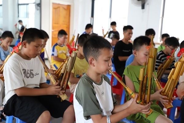 孩子們?cè)趯W(xué)吹蘆笙。融水縣文化館供圖