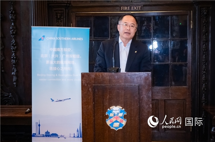 圖為中國駐倫敦旅游辦事處主任張力致辭。人民網(wǎng) 郭錦標(biāo)攝