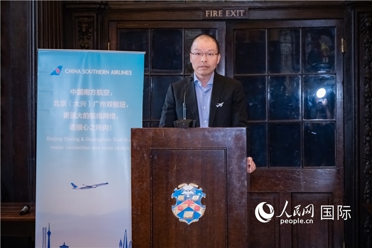 圖為中國南方航空倫敦營業(yè)部總經(jīng)理陳珂致辭。人民網(wǎng) 郭錦標(biāo)攝