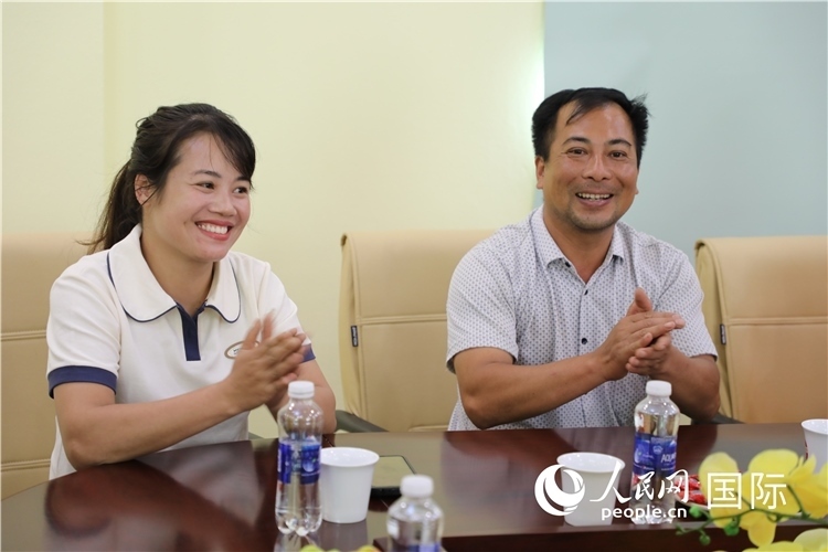 越南沙巴市黃連寄宿制民族小學(xué)老師阮氏秋姮、阮文享。人民網(wǎng)記者簡承淵攝