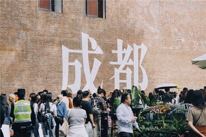 東郊記憶園區(qū)“成都?jí)Α币跃薮蟮摹俺啥肌弊謽雍酮?dú)特的藝術(shù)設(shè)計(jì)成為園區(qū)的網(wǎng)紅打卡地，吸引了眾多游客和市民前來(lái)參觀。資料圖片