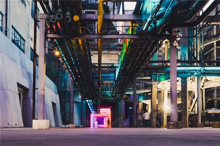 東郊記憶園區(qū)工業(yè)橫街完整地保留了園區(qū)的工業(yè)元素，如工業(yè)煙囪、動(dòng)力管廊架和水塔等，形成了園區(qū)獨(dú)特的工業(yè)風(fēng)景線。資料圖片