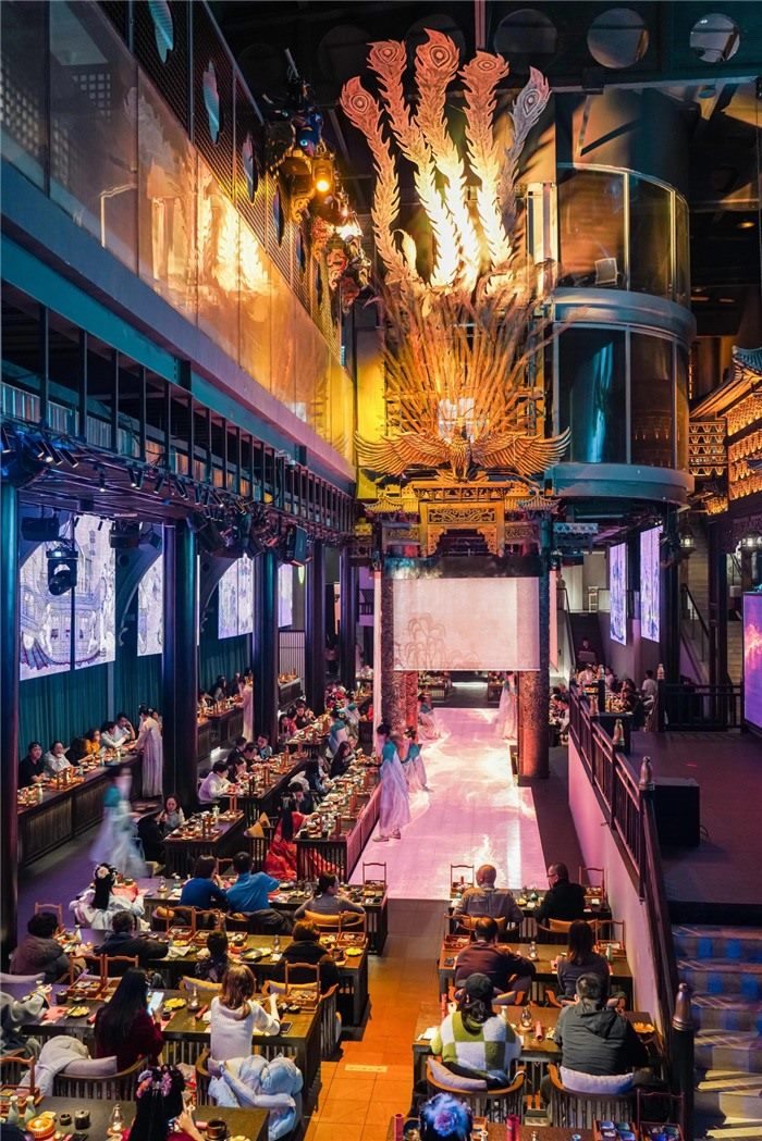 東郊記憶園區(qū)內(nèi)以蜀地文化為創(chuàng)作背景，溯源中國(guó)傳統(tǒng)宴飲儀禮打造的全景沉浸式漢文化主題餐秀。成都傳媒集團(tuán)供圖