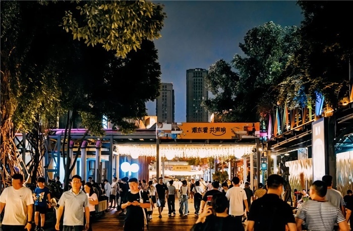 夜幕下的東郊記憶園區(qū)人流如織，熱度不減。資料圖片