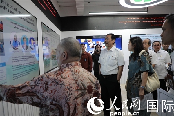 印尼對華合作牽頭人、統(tǒng)籌部長盧胡特（中）參觀中國—印尼新能源材料與冶金工程技術聯(lián)合研究實驗室。人民網(wǎng)記者曹師韻攝