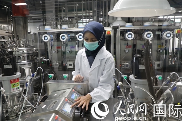 中國—印尼新能源材料與冶金工程技術聯(lián)合研究實驗室內(nèi)，研究人員正在工作。人民網(wǎng)記者曹師韻攝