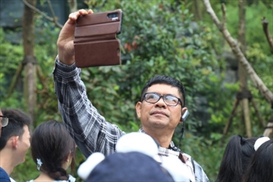 媒體考察團(tuán)成員在熊貓谷拍照“打卡”。（李佩藺 攝）
