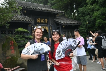 媒體考察團(tuán)成員在都江堰清溪園合影留念。（陳斌 攝）