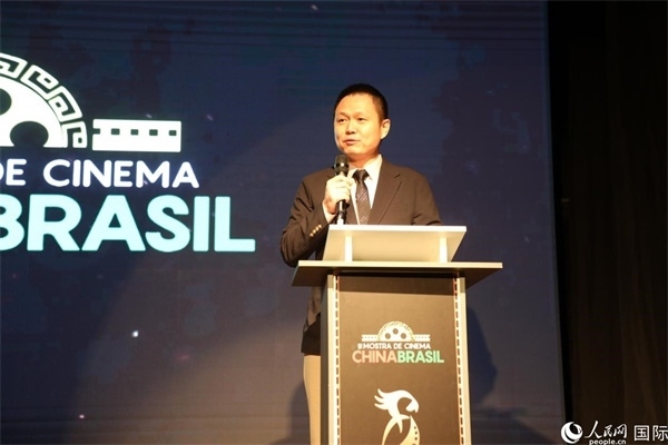 當(dāng)?shù)貢r間8月26日晚，中國駐里約總領(lǐng)館副總領(lǐng)事王尉育在第三屆中國－巴西電影展開幕式上致辭。 人民網(wǎng)記者 陳一鳴攝