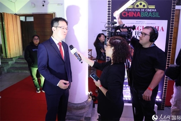 第三屆中國－巴西電影展主辦方巴西康橋博智文化傳媒公司總經(jīng)理陳翔廣在接受媒體采訪時表示，希望通過中巴電影展這個平臺促進(jìn)兩國文化交流，把更多的中國影視作品引進(jìn)巴西。人民網(wǎng)記者 陳一鳴攝