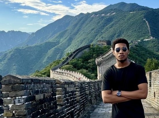 8月28日，尼日利亞青年阿米爾·阿希姆在慕田峪長(zhǎng)城留影。新華社發(fā)（清華大學(xué)供圖）