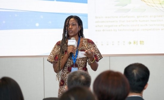 8月29日，在第二屆清華國(guó)際青年對(duì)話論壇活動(dòng)上，來自烏干達(dá)的媒體人詹尼弗·阿西姆韋分享中國(guó)之旅的感悟。新華社發(fā)（畢尚宏攝）