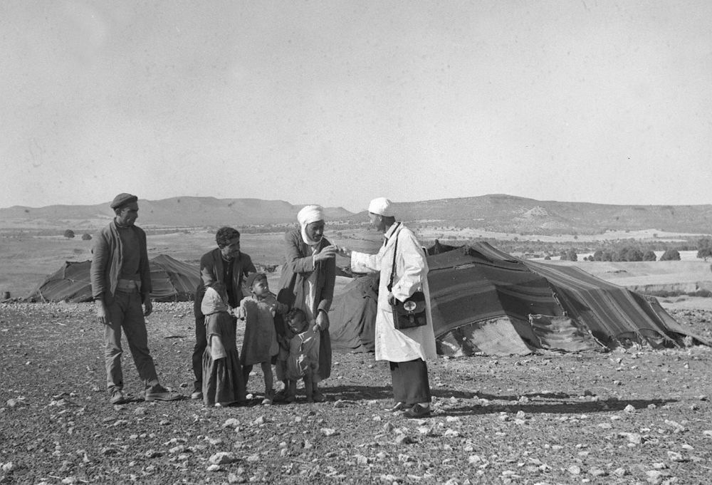 1965年，一名中國(guó)援阿爾及利亞醫(yī)療隊(duì)醫(yī)生（右一）在阿爾及利亞賽伊達(dá)省為牧民診治。