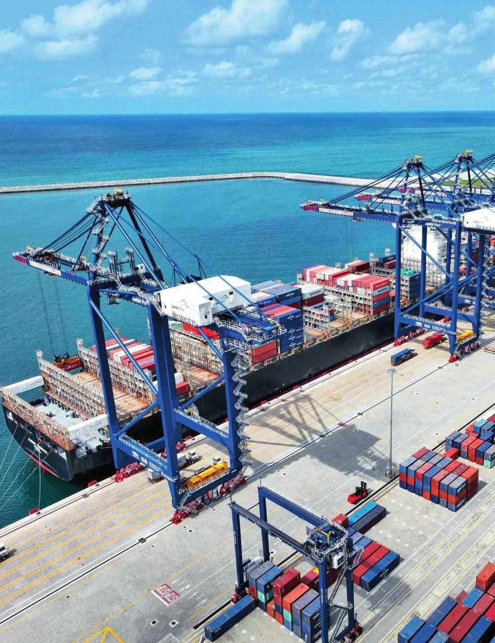 由中國(guó)港灣工程有限責(zé)任公司承建的尼日利亞萊基深水港位于中尼合作建設(shè)的拉各斯萊基自貿(mào)區(qū)內(nèi)，是尼日利亞首個(gè)現(xiàn)代化深水港和最大港口。圖為一艘貨輪在尼日利亞拉各斯萊基深水港裝卸集裝箱（2024 年 3 月 11 日攝）萊基港公司供圖