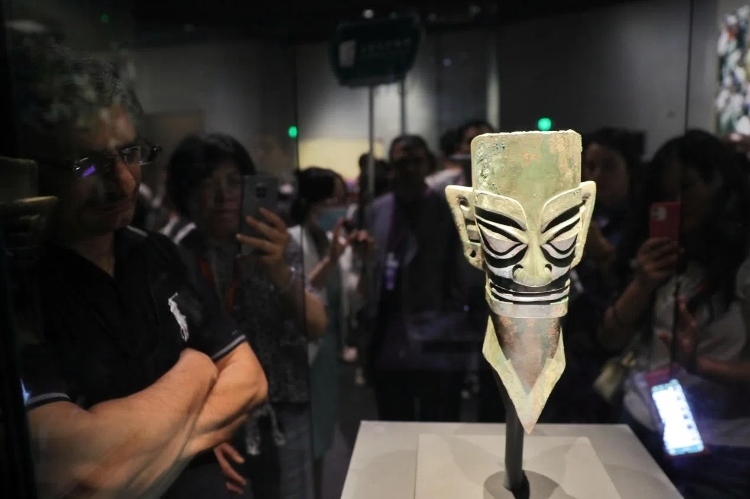 8月31日，亞洲媒體考察團參訪三星堆博物館?！吨袊洕芸酚浾咝ゑ磾z