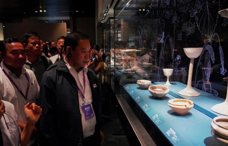 8月31日，亞洲媒體考察團參訪三星堆博物館。左一為老撾博利坎賽省新聞文化旅游廳廳長頌通·威本康?！度嗣袢請蠛Ｍ獍妗酚浾邌逃顢z