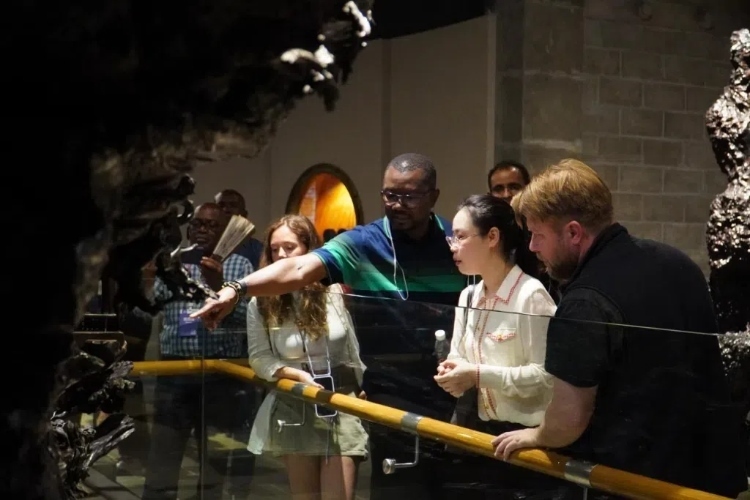 2024“一帶一路”媒體合作論壇聯(lián)合采訪調(diào)研行成員在樂山烏木文化博覽苑調(diào)研采訪。人民網(wǎng)記者 趙祖樂攝