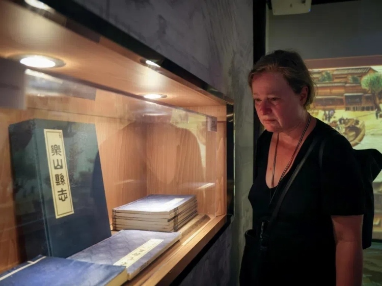 2024“一帶一路”媒體合作論壇聯(lián)合采訪調(diào)研行成員在蘇稽古鎮(zhèn)調(diào)研樂山歷史文化。本報(bào)記者 伊霄攝