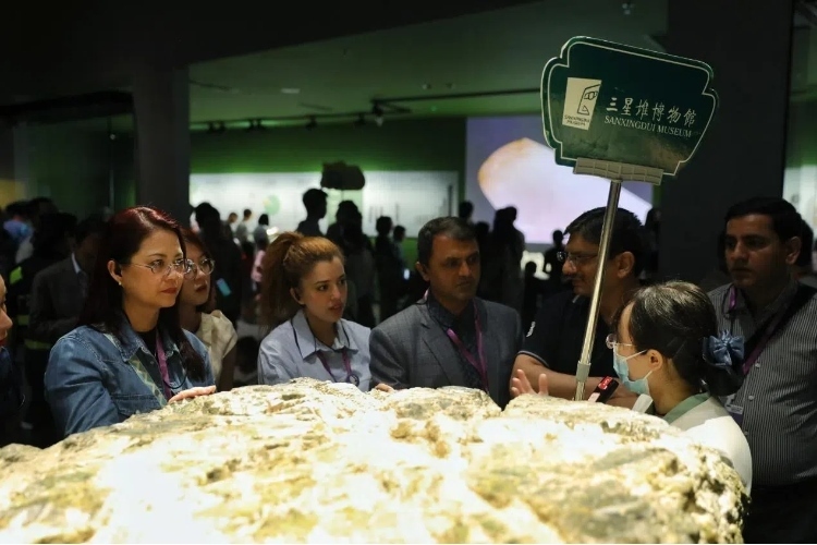 8月31日，亞洲媒體考察團參訪三星堆博物館。左一為馬來西亞《星報》首席商務官莉迪婭·王?！吨袊洕芸酚浾咝ゑ磾z