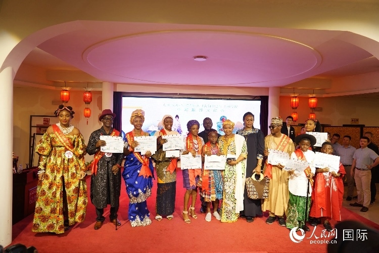中尼服飾文化秀尼日利亞十佳模特獎。人民網(wǎng)記者 姜宣攝