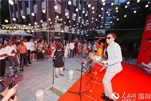 來(lái)自特多的藝術(shù)家在慶祝儀式上表演特多鋼鼓。人民網(wǎng)記者 趙益普攝