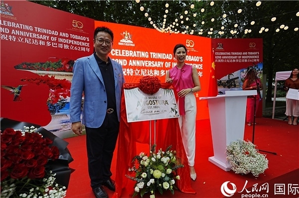 當(dāng)天的慶祝儀式上，還舉行了特多著名酒品牌安高天娜回歸中國(guó)市場(chǎng)的揭幕儀式。人民網(wǎng)記者 趙益普攝