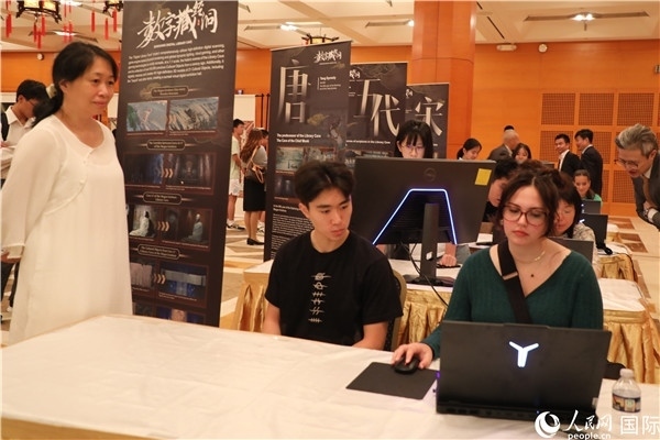 在活動現場，當地民眾體驗“數字藏經洞”云游戲，沉浸式體驗敦煌文化。 人民網記者 李志偉攝