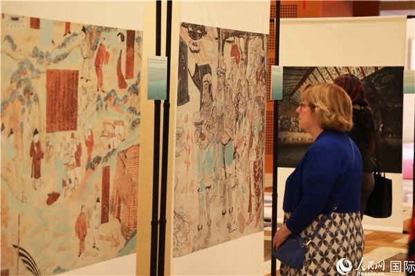 來賓在參觀敦煌高清攝影和壁畫高保真復制品。 人民網記者 李志偉攝