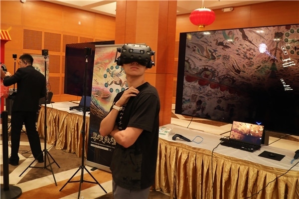 1、在本次活動的展覽現場，敦煌研究院與騰訊展示了“數字藏經洞”和“尋境敦煌”等創(chuàng)新互動產品。圖為當地民眾通過VR虛擬游覽洞窟。 人民網記者 李志偉攝