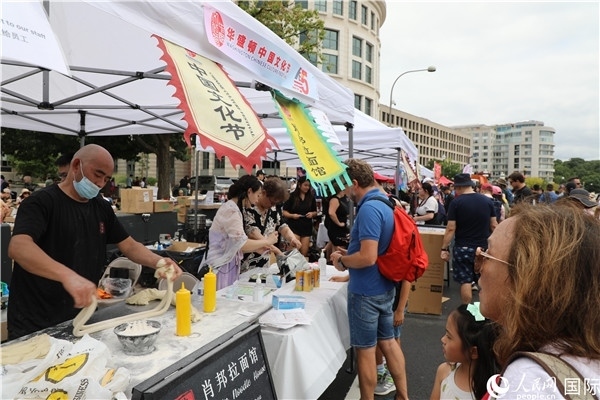 3、活動(dòng)現(xiàn)場設(shè)置了眾多展臺(tái)。 人民網(wǎng)記者 李志偉攝