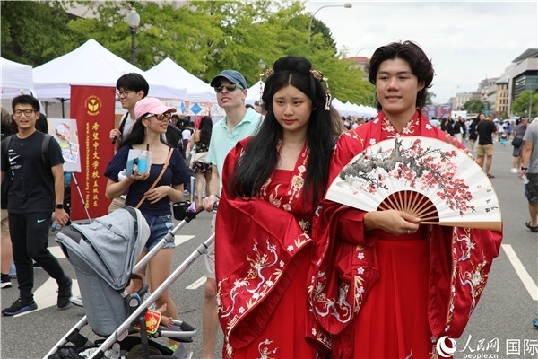 5、當(dāng)?shù)厝A僑華人身穿漢服參加文化節(jié)。 人民網(wǎng)記者 李志偉攝