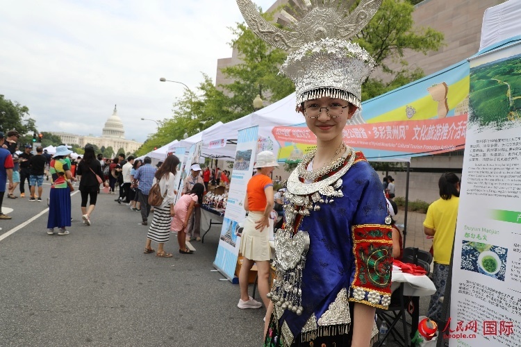 在第22屆美國華盛頓“中國文化節(jié)”上，一名當(dāng)?shù)孛癖娚泶┲袊贁?shù)民族服飾。人民網(wǎng)記者 李志偉攝