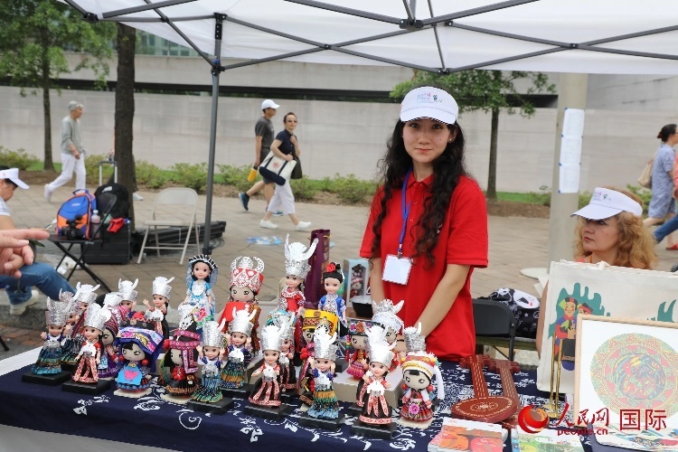 在今年活動上，貴州代表團(tuán)設(shè)立的貴州非遺文化、“村BA”文創(chuàng)、貴州茶文化等展區(qū)。人民網(wǎng)記者 李志偉攝