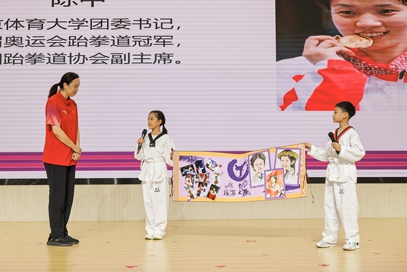 兩位學生小記者對話陳中老師。學校供圖