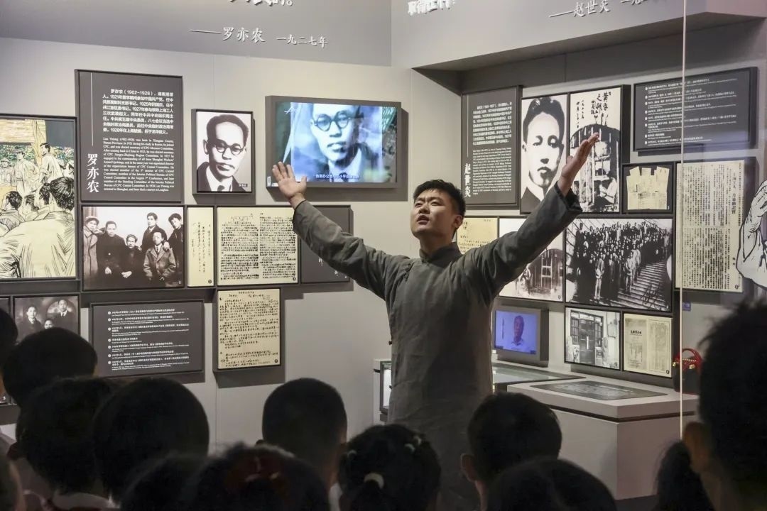 勞模身穿長袍再現(xiàn)烈士事跡。徐匯區(qū)總工會供圖