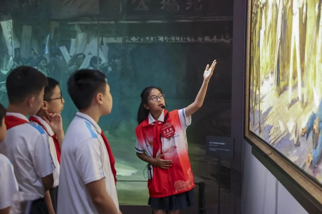 同學(xué)們觀賞不同革命場景及烈士形象的藝術(shù)作品。徐匯區(qū)總工會供圖