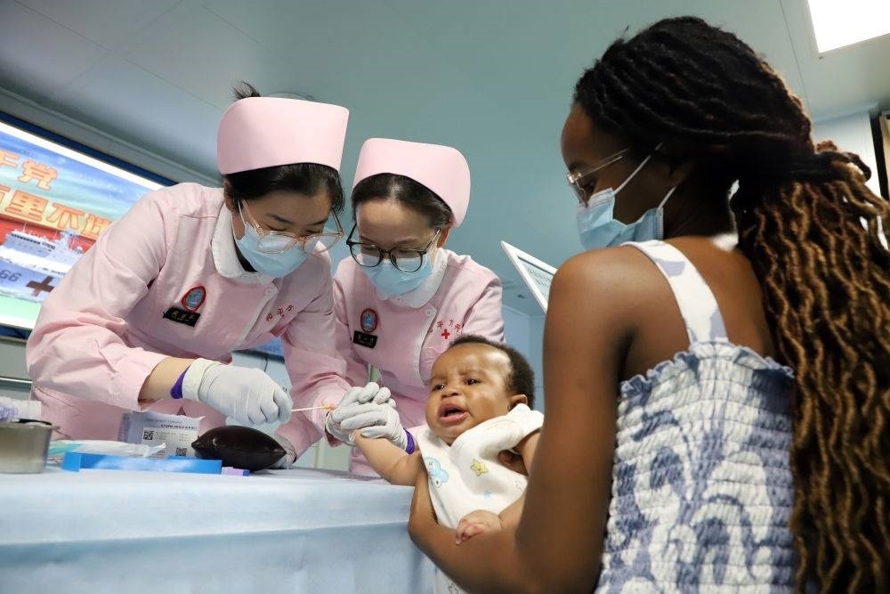 2024年8月12日，中國海軍“和平方舟”號醫(yī)院船在莫桑比克馬普托開展醫(yī)療服務(wù)。