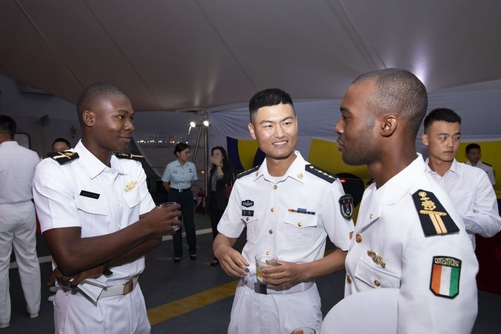 2023年6月25日，中國和科特迪瓦雙方官兵在南寧艦舉辦的甲板招待會上交流。中國海軍第43批護航編隊22日抵達科特迪瓦經(jīng)濟首都阿比讓，開始對科特迪瓦為期4天的友好訪問。
