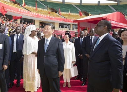 2018年7月22日，國(guó)家主席習(xí)近平在達(dá)喀爾同時(shí)任塞內(nèi)加爾總統(tǒng)薩勒共同出席塞內(nèi)加爾競(jìng)技摔跤場(chǎng)項(xiàng)目移交儀式。新華社記者 王曄 攝