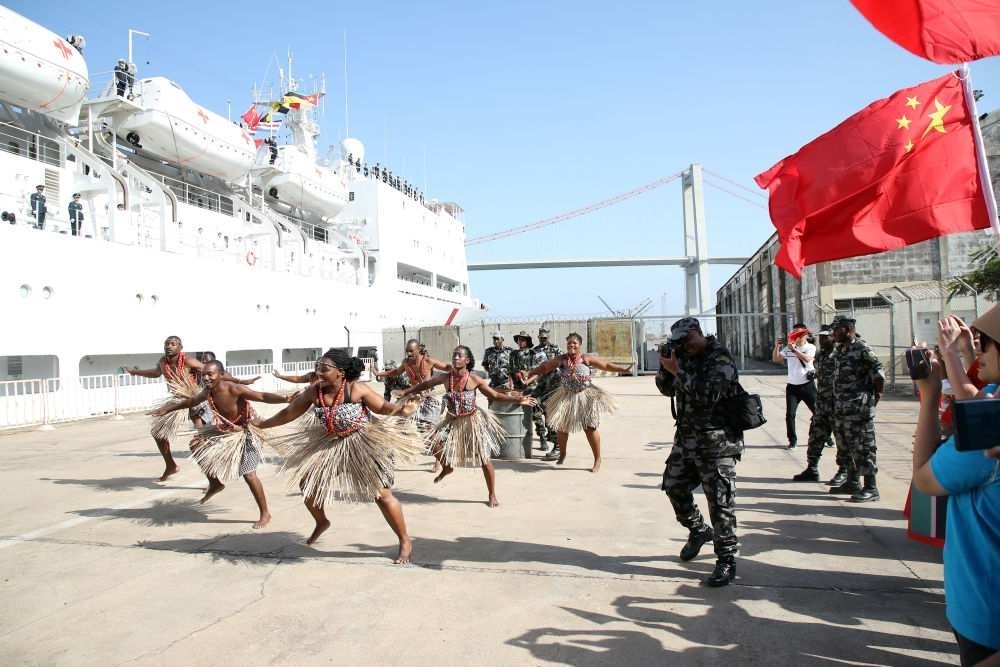 2024年8月16日，在莫桑比克馬普托港，當(dāng)?shù)匮輪T表演舞蹈，歡送中國海軍“和平方舟”號醫(yī)院船。