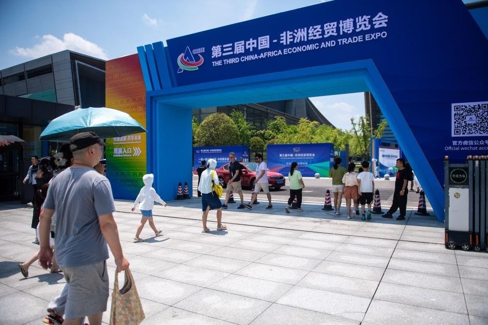 △2023年7月，在湖南長(zhǎng)沙國(guó)際會(huì)展中心，觀眾進(jìn)入中非經(jīng)貿(mào)博覽會(huì)展會(huì)現(xiàn)場(chǎng)。