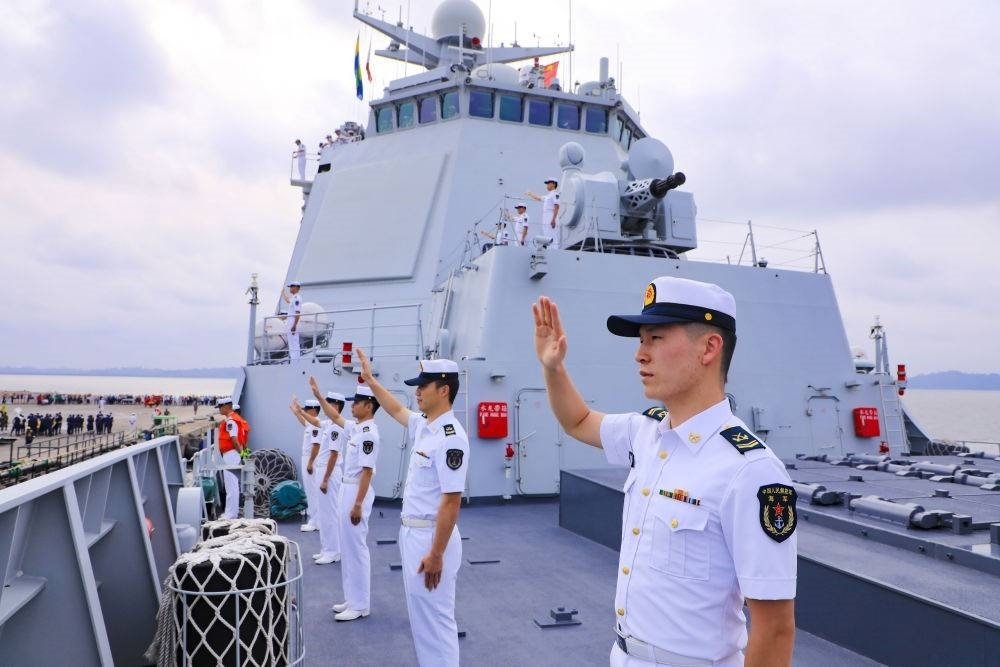 2023年7月8日，中國海軍第43批護航編隊官兵向加蓬利伯維爾奧文多港碼頭的歡迎人群揮手致意。中國海軍第43批護航編隊抵達加蓬利伯維爾，開始對加蓬進行為期4天的友好訪問。