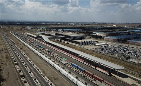 這是2023年9月20日在肯尼亞首都內(nèi)羅畢拍攝的蒙內(nèi)鐵路內(nèi)羅畢站（無(wú)人機(jī)照片）。新華社記者 韓旭 攝