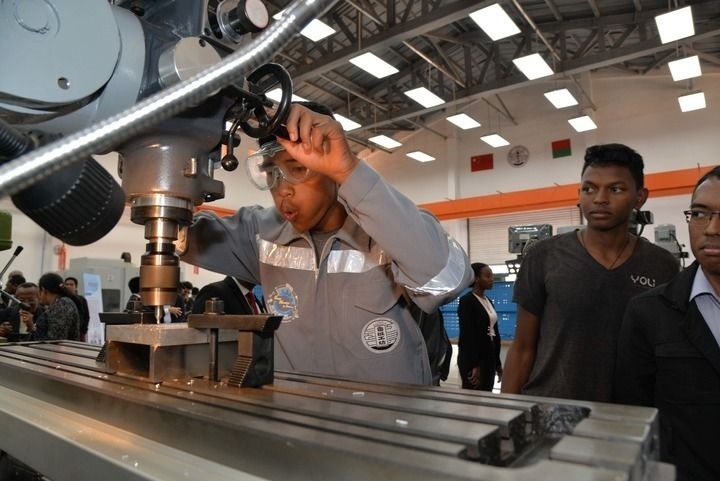 2024年4月26日，在馬達(dá)加斯加首都塔那那利佛，塔那那利佛大學(xué)理工學(xué)院的學(xué)生在魯班工坊操作設(shè)備。新華社發(fā)（西塔卡·拉喬納里松攝）