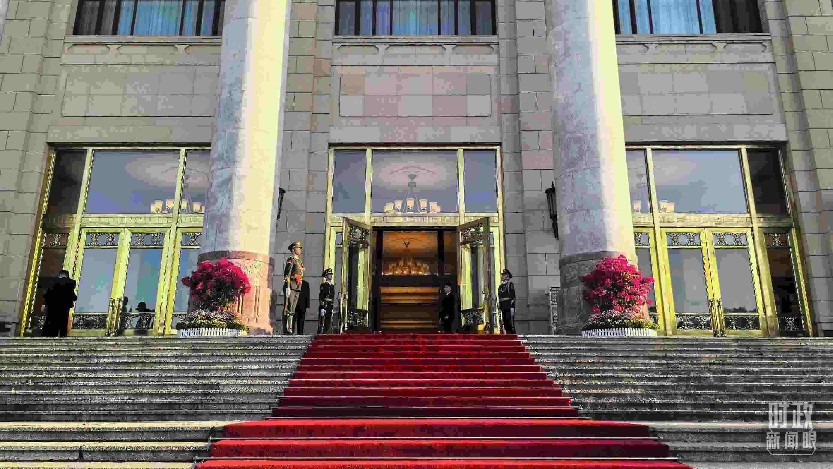 △人民大會堂外，禮兵列隊迎接貴賓。（總臺央視記者陸泓宇拍攝）