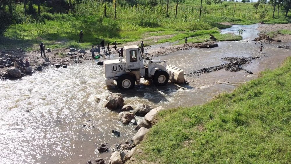 2023年6月7日，在剛果（金）南基伍省卡萊亥地區(qū)，中國第26批赴剛果（金）維和工兵分隊官兵進行施工作業(yè)。